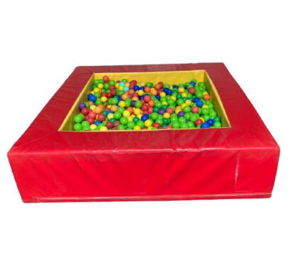 Rood/gele ballenbak met gekleurde ballen