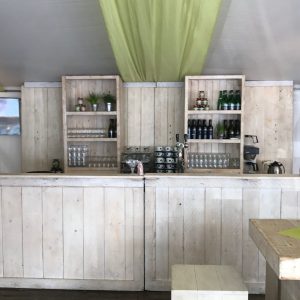 Bar steigerhout 4x0.8m met tap, spoelbak, achterwand en kast