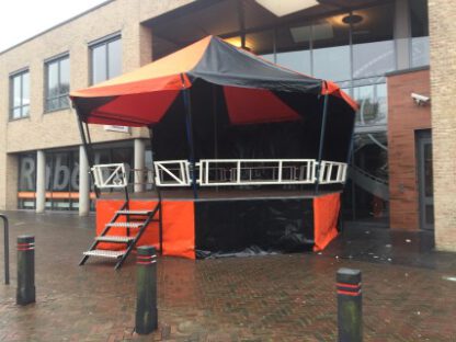 Muziekkiosk (klein) 1m hoog, 29m2 oranje/zwart, 8-hoek incl. podiumtrap - Image 4