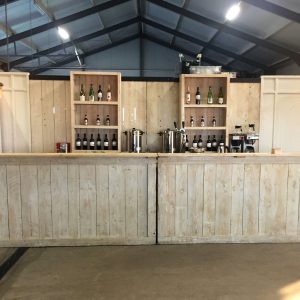 Bar steigerhout 4x0.8 met balie, achterwand en kast