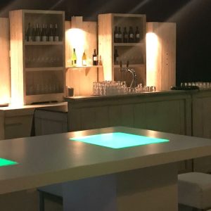 Bar steigerhout 4x0.8m met lekblad groot, achterwand en kast