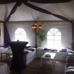 Decoratiestof Blauw opgehangen in pagodetent