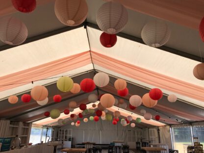 Decoratiestof Oud/Zalm roze opgehangen in pagodetent (als een X zodat de kokers niet zichtbaar meer zijn) - Afbeelding 2