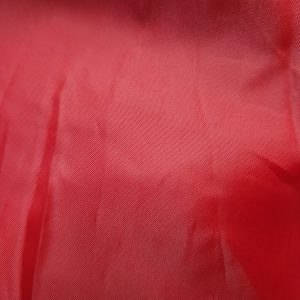 Decoratiestof Rood opgehangen in pagodetent (als een X zodat de kokers niet zichtbaar meer zijn)